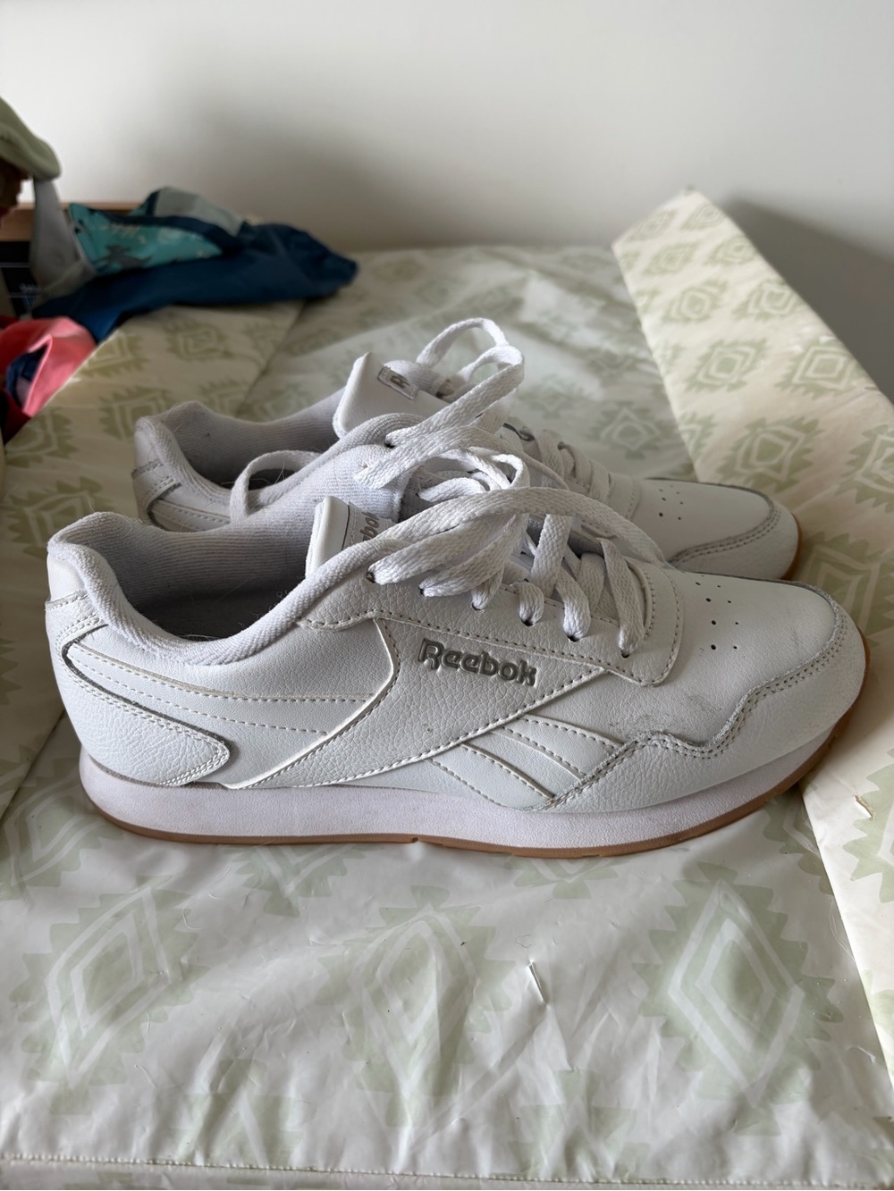 Reebok women’s White Leather Sneakers with Gum-Trim Sole size 7.5 athletic y2k